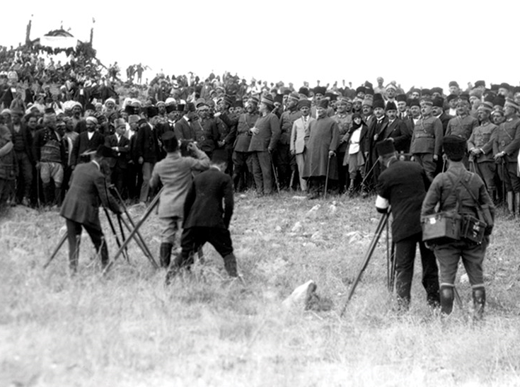 30 Ağustos 1924. “Meçhul Asker Anıtı” açılışından sonra Mustafa Kemal Paşa, eşi Latife Hanım, Kurtuluş Savaşı komutanları ve Kütahyalı köylüler foto muhabirlerine poz vererek bu tarihi ânı ölümsüzleştirdi. 